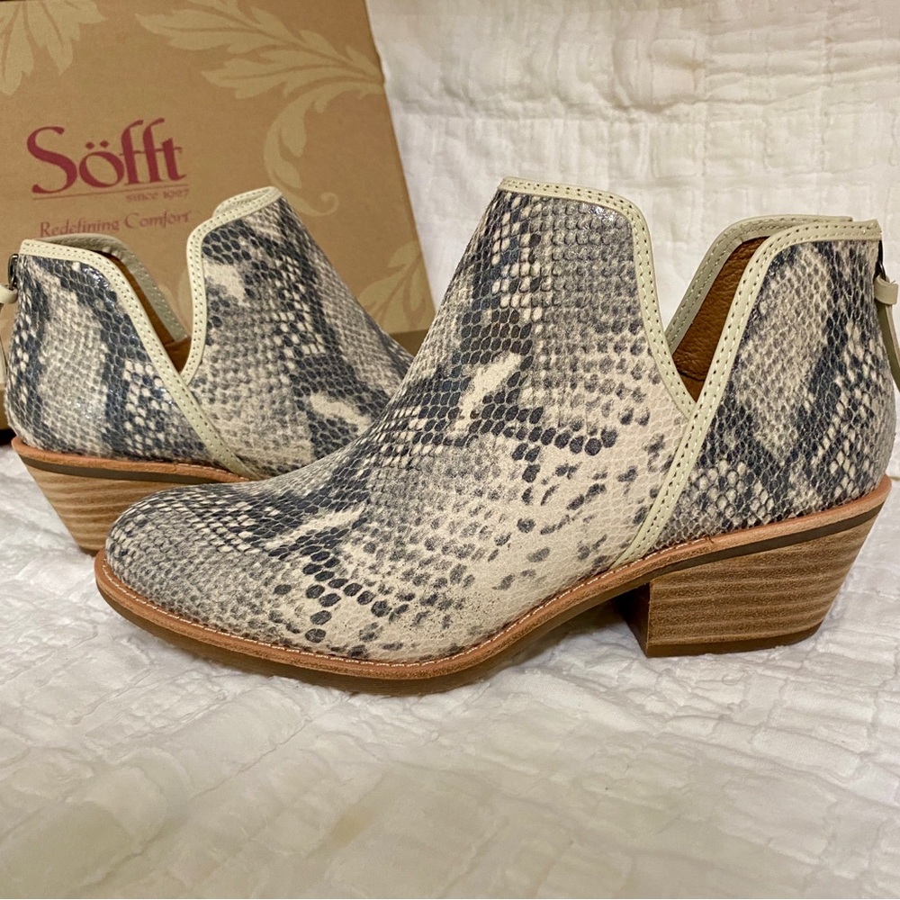 NWOT. Sofft Brand Snake Print Booties. Size 8.